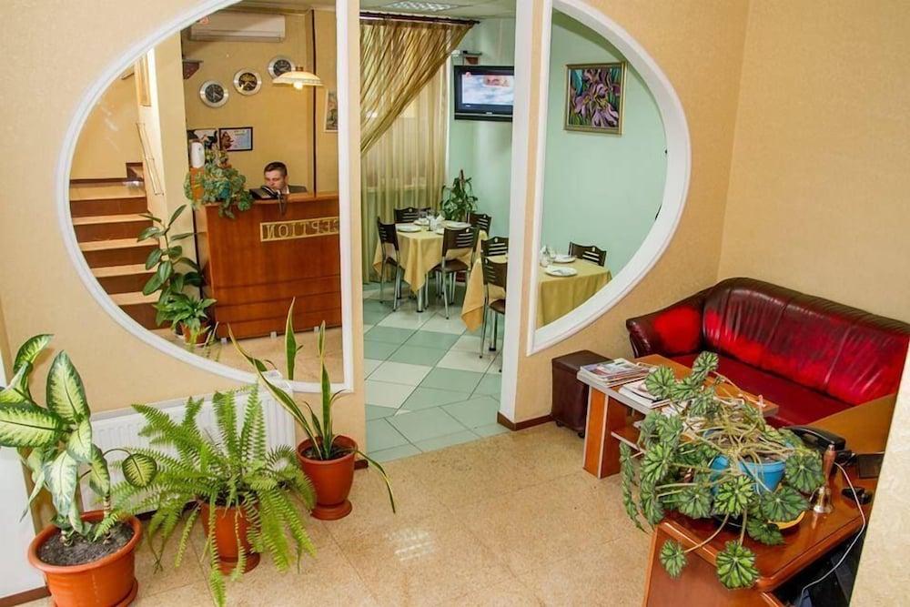 Vila Iris Hotel Кишинев Екстериор снимка